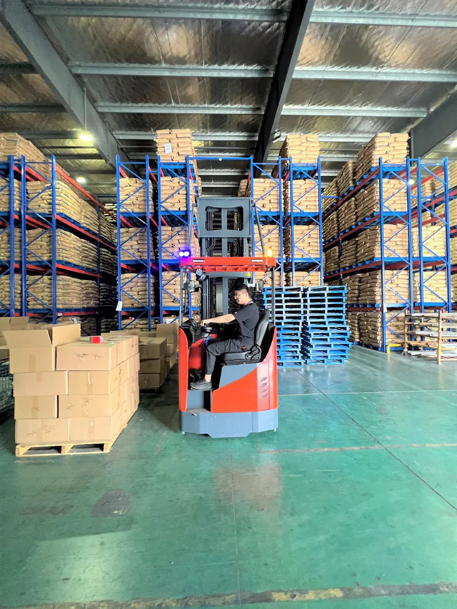 米瑪座駕式三向叉車(chē).jpg 米瑪座駕式三向叉車(chē).jpg