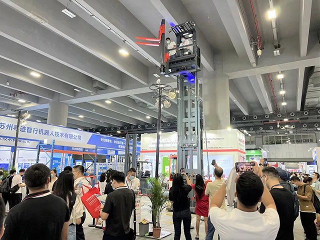 米瑪人上型三向叉車.jpg 米瑪人上型三向叉車.jpg