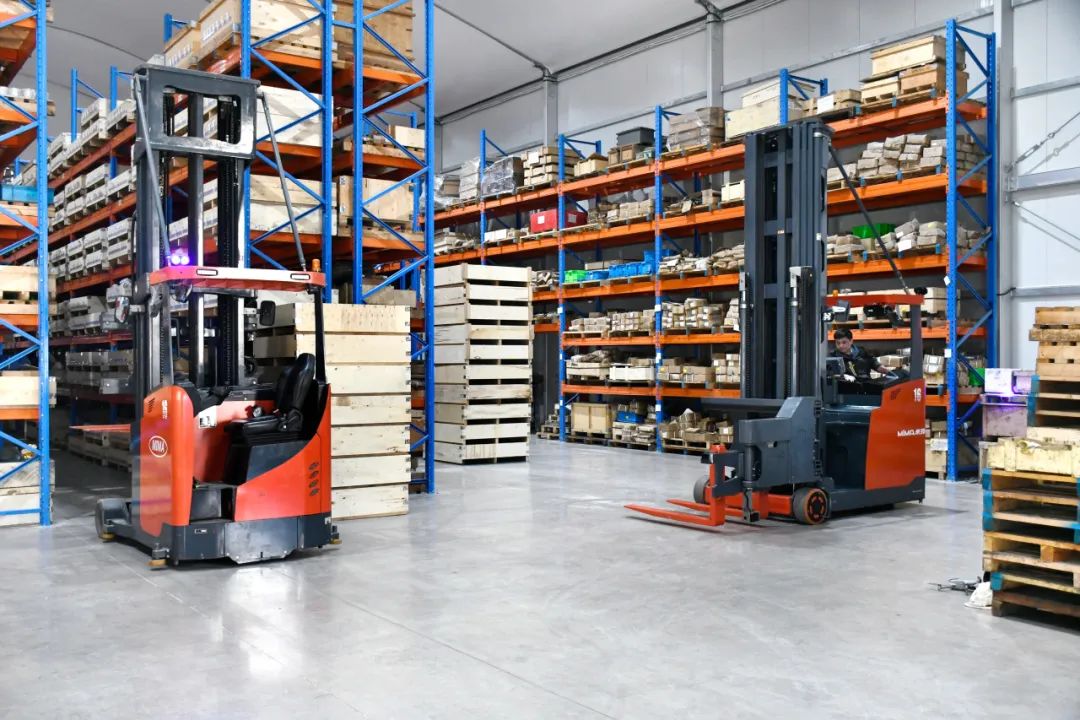 米瑪坐駕三向叉車(chē)客戶(hù)案例.jpg