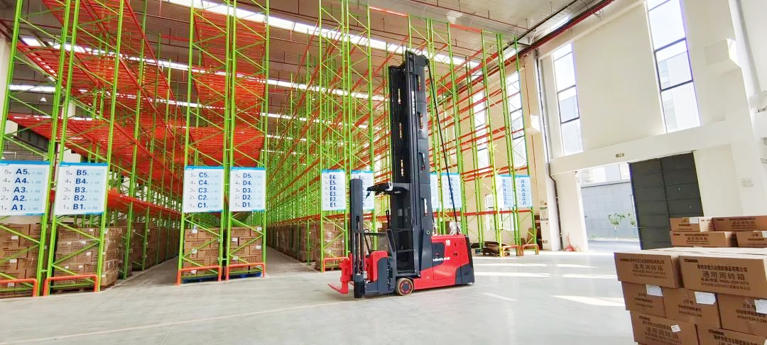 米瑪三向電動叉車.jpg 米瑪三向電動叉車.jpg