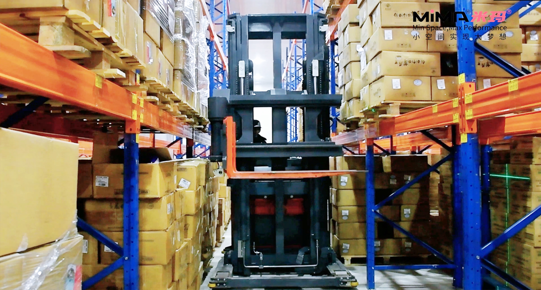 米瑪站駕三向叉車.jpg 米瑪站駕三向叉車.jpg