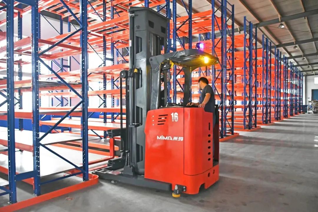 米瑪站駕三向叉車-1.jpg